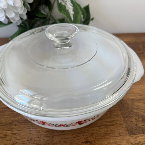 Vintage‎ Fire-King Primrose Casserole Dish with Lid White Milk Glass USA 2 Quart - Picture 2 of 6